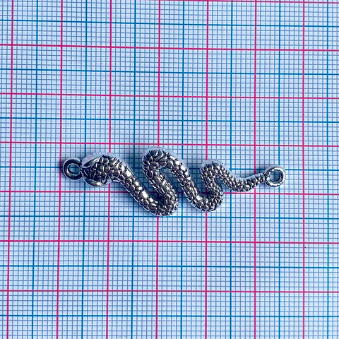 Dije Conector Serpiente • Zamak • 45x15 mm