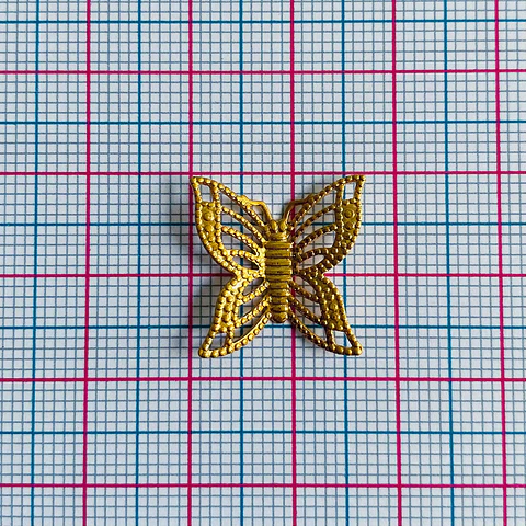 Dije Mariposa Calada • Baño de Oro • 17x17 mm