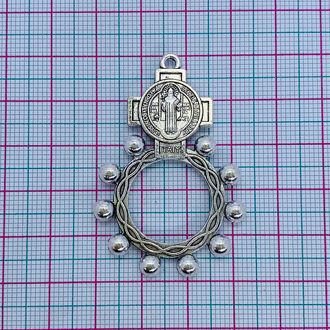 Denario de San Benito • Zamak • 33x50 mm
