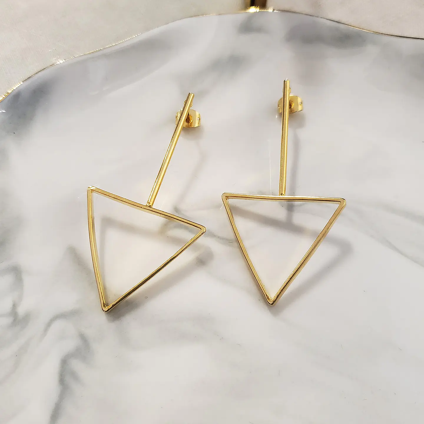 Arete Triangulo Inverso • Baño de Oro • 26x51 mm 2