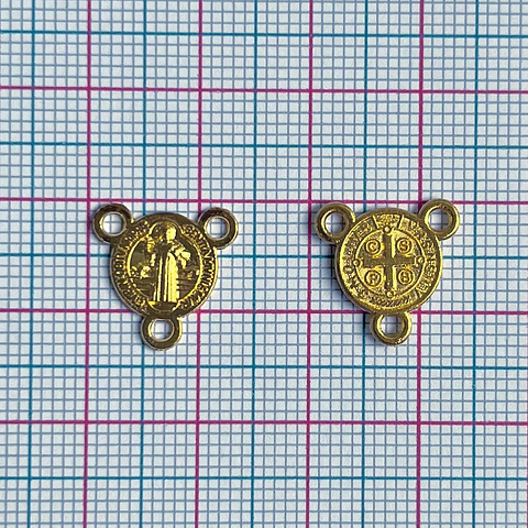 Crucero San Benito Dorado • Zamak • 13x13 mm