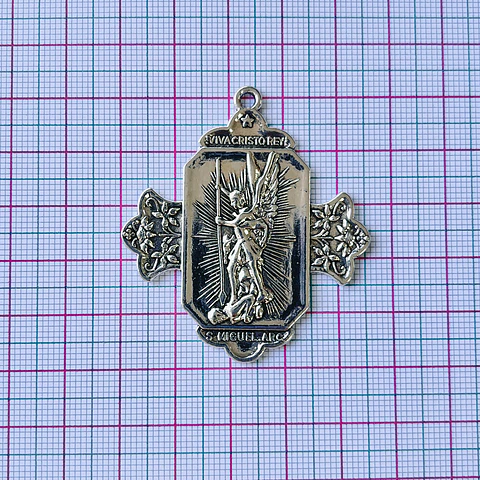 Dije San Miguel Arcángel y Última Cena • Zamak • 52x47 mm