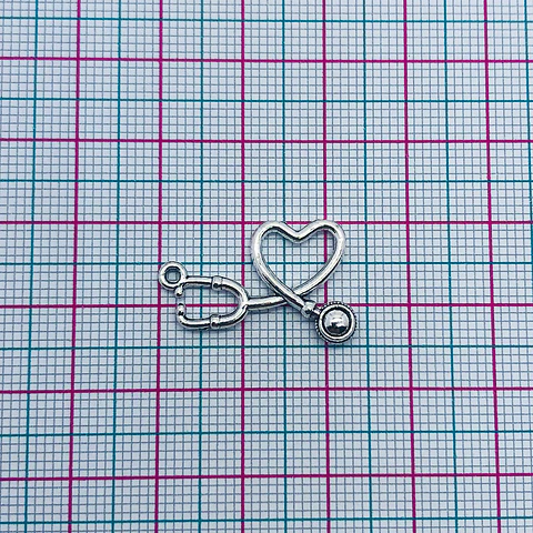 Dije Estetoscopio Corazón • Zamak • 23x13 mm