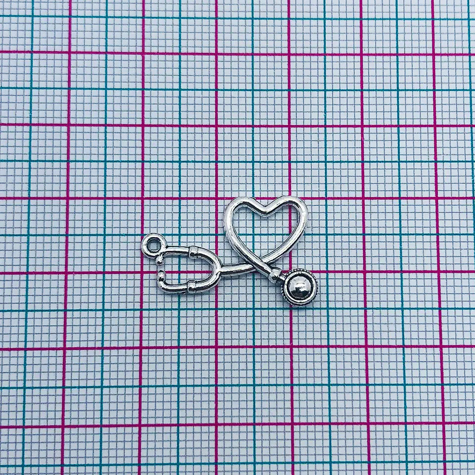 Dije Estetoscopio Corazón • Zamak • 23x13 mm 2