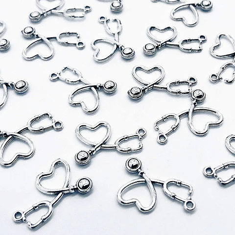 Dije Estetoscopio Corazón • Zamak • 23x13 mm