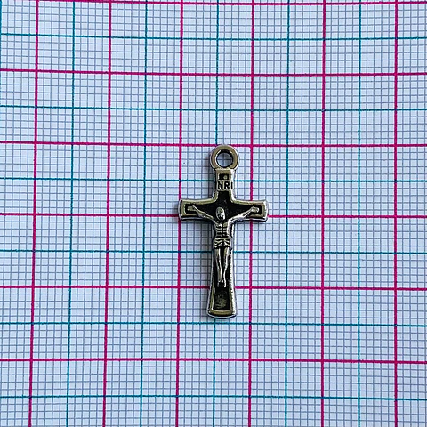 Dije Cristo Pequeño • Zamak • Resina • 24x12 mm
