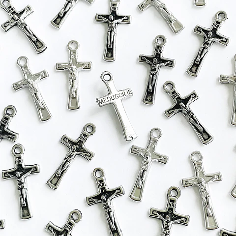 Dije Cristo Pequeño • Zamak • Resina • 24x12 mm