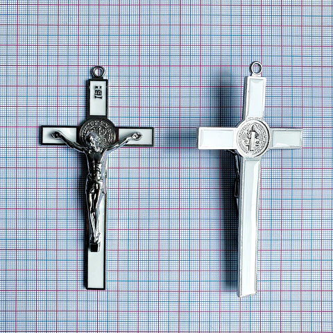 Dije de Crucifijo Cruz de San Benito • Zamak • 58x110 mm