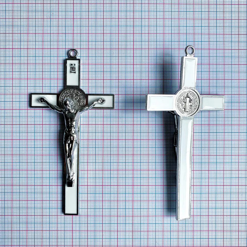 Dije de Crucifijo Cruz de San Benito • Zamak • 58x110 mm 2