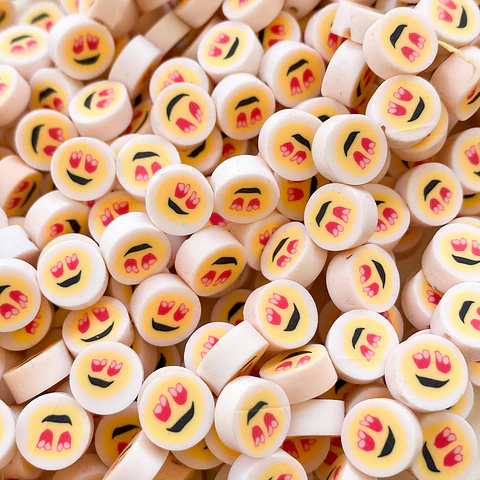 Pasante Disco Emoji Enamorado • Fimo • 10x10 mm
