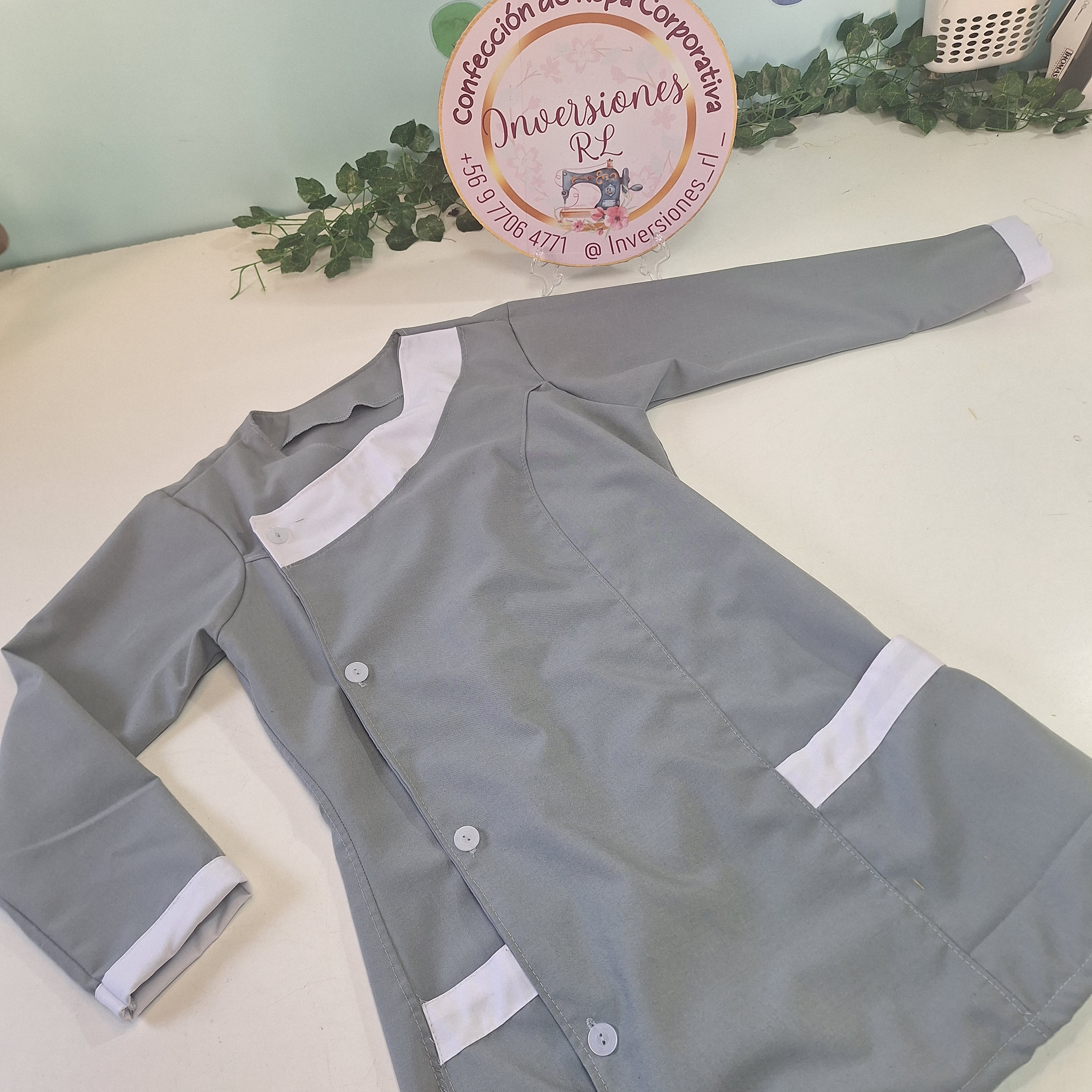 Delantal de educadora manga larga 2