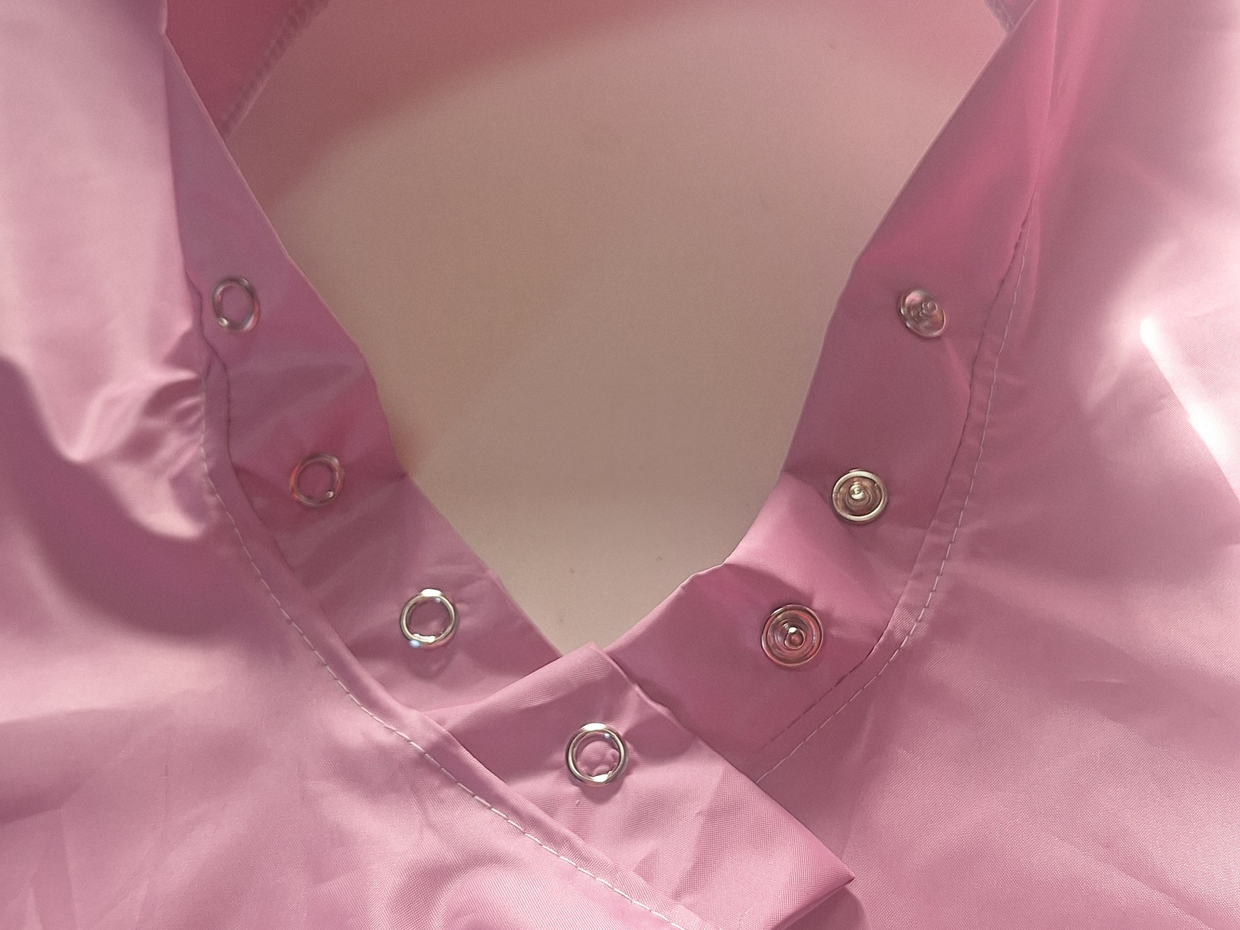 Capas de peluquería antifluidos-Rosadas 4