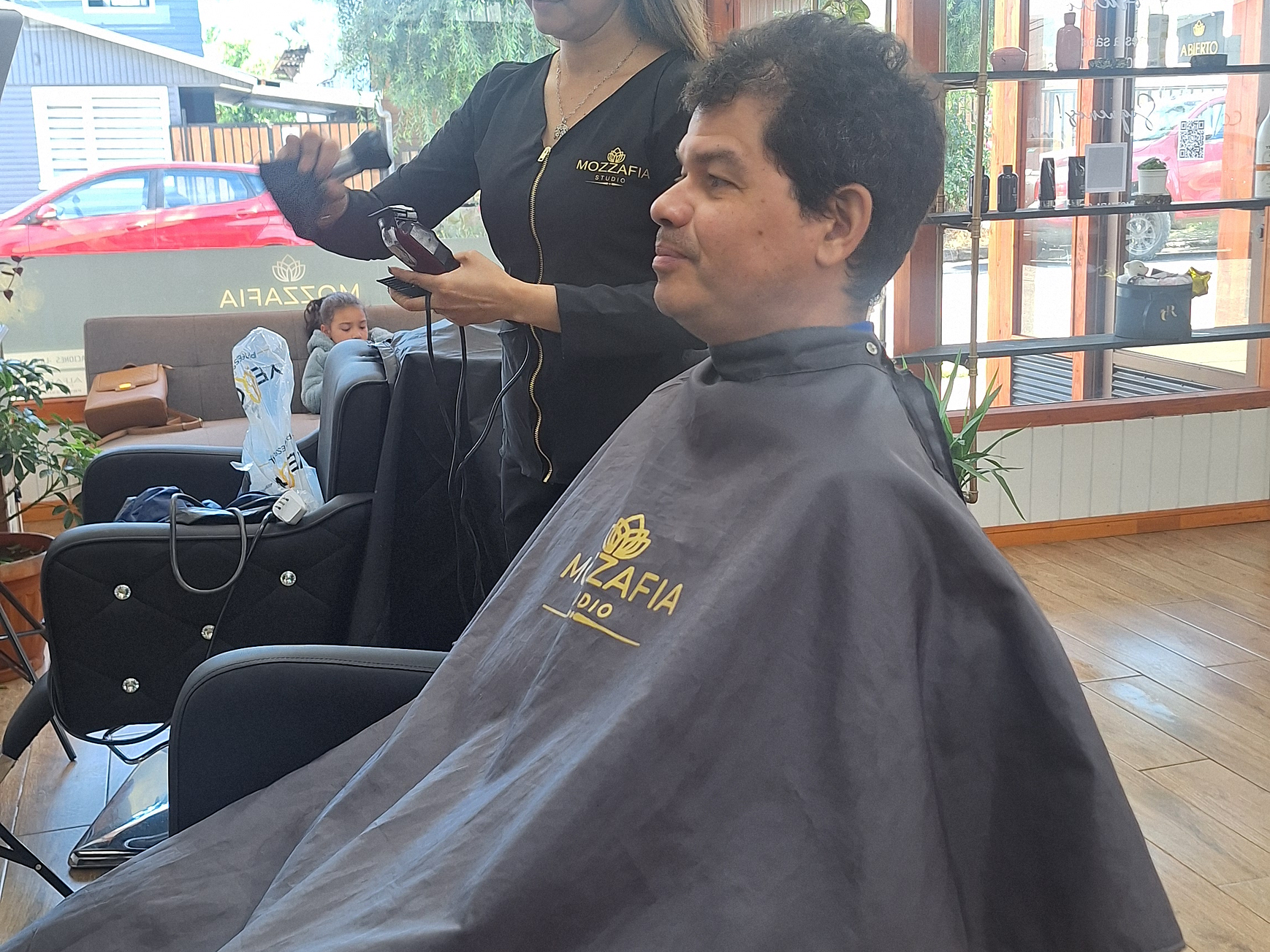 Capas de peluquería antifluidos-Negra 5