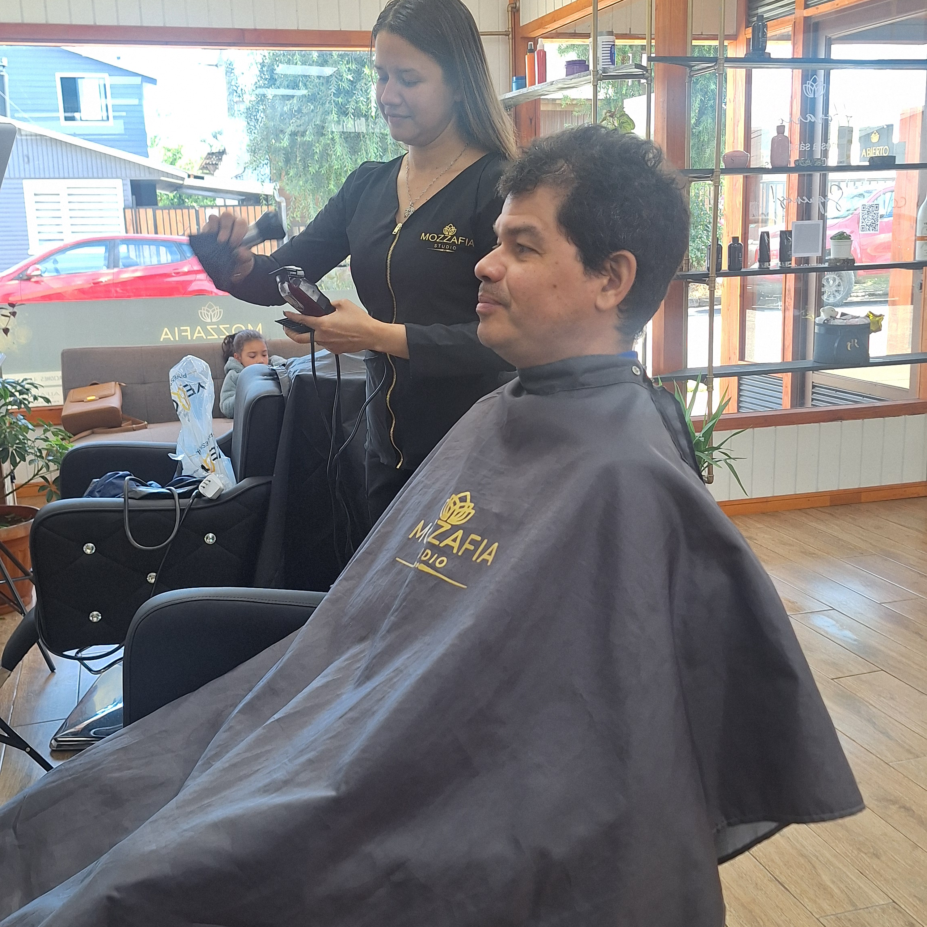 Capas de peluquería antifluidos-Negra 5