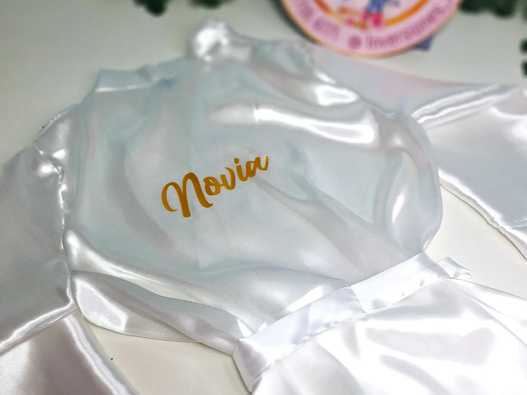 Batas satinadas para matrimonios, eventos y celebraciones 23