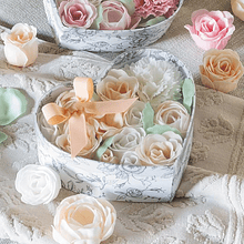 Caixa Coração c/ Buquê de Rosas . Pétalas Sabonete Perfumado . Perfume Rosa . Mathilde M.