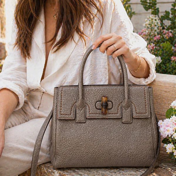 Mala Estruturada Taupe com Detalhe em Bambu