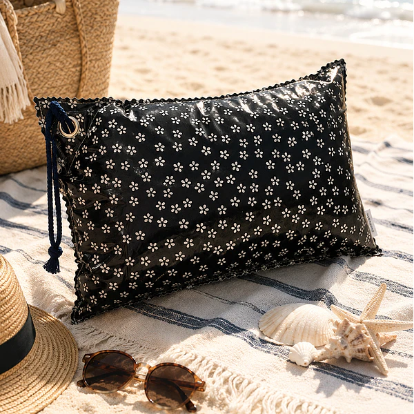 Almofada Praia Personalizada . Preta Florinhas