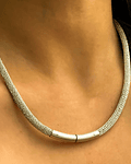 Collar Tejido con Mecanismo Integrado