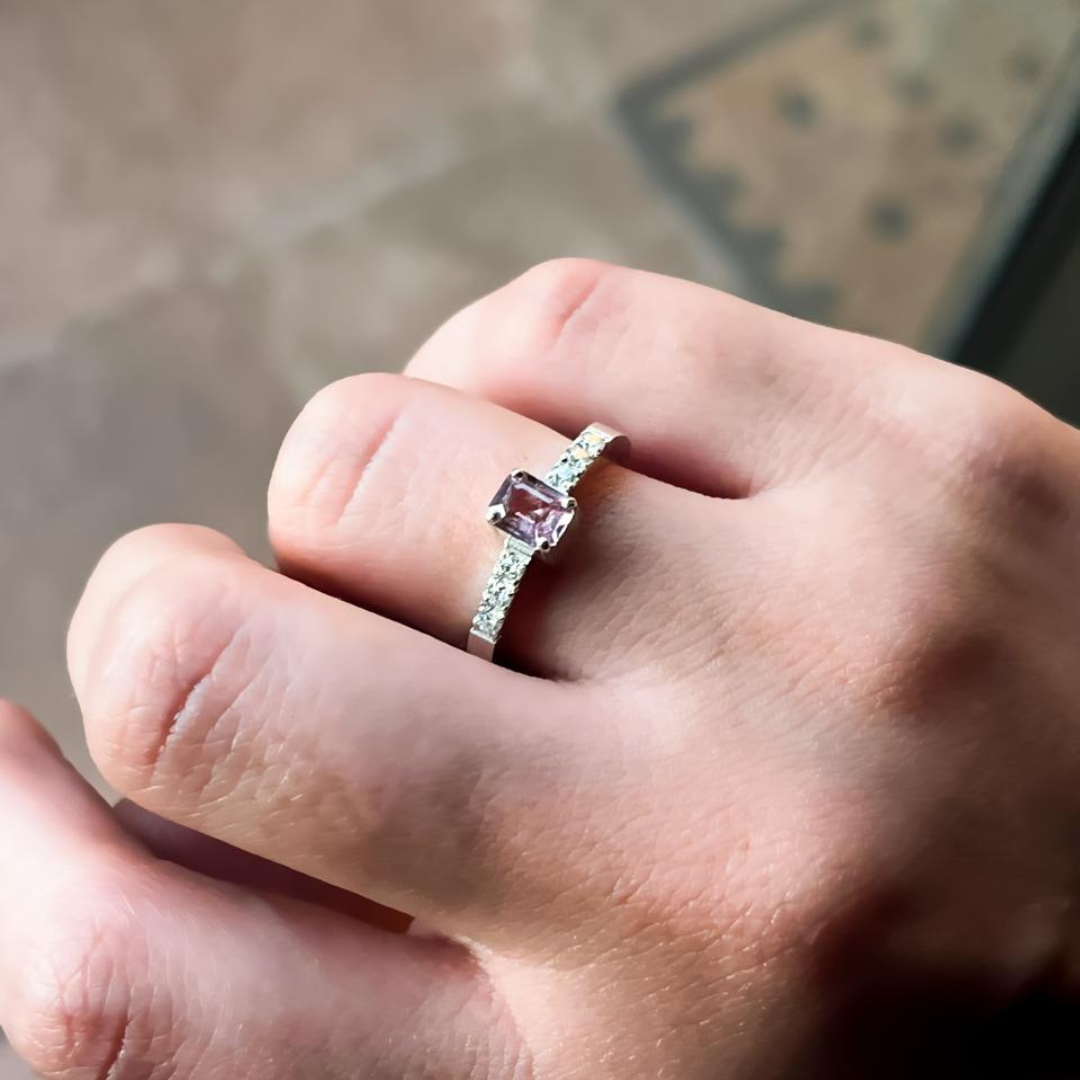 Anillo Espinela Corte Esmeralda y Moissanitas