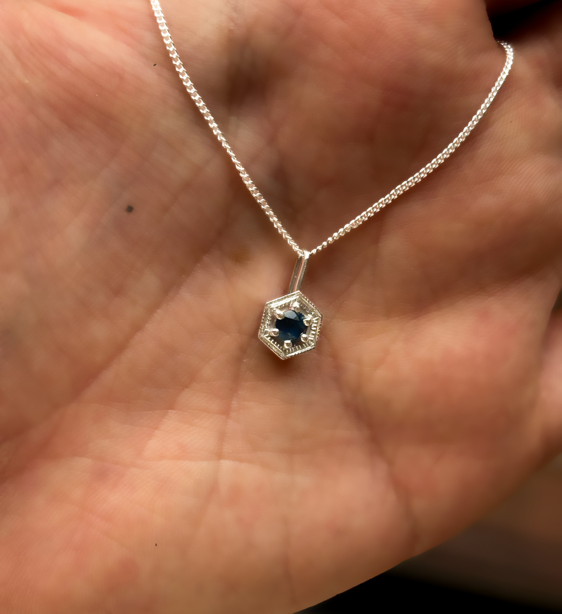 Colgante Hexagonal Zafiro Grabado