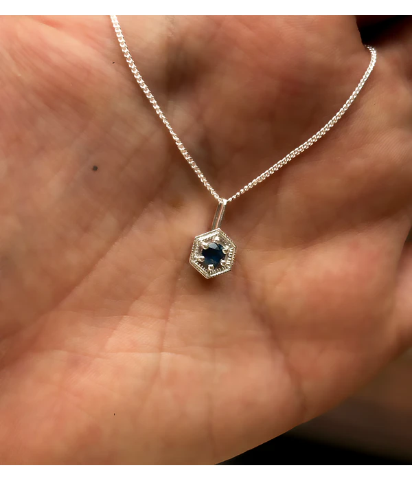 Colgante Hexagonal Zafiro Grabado