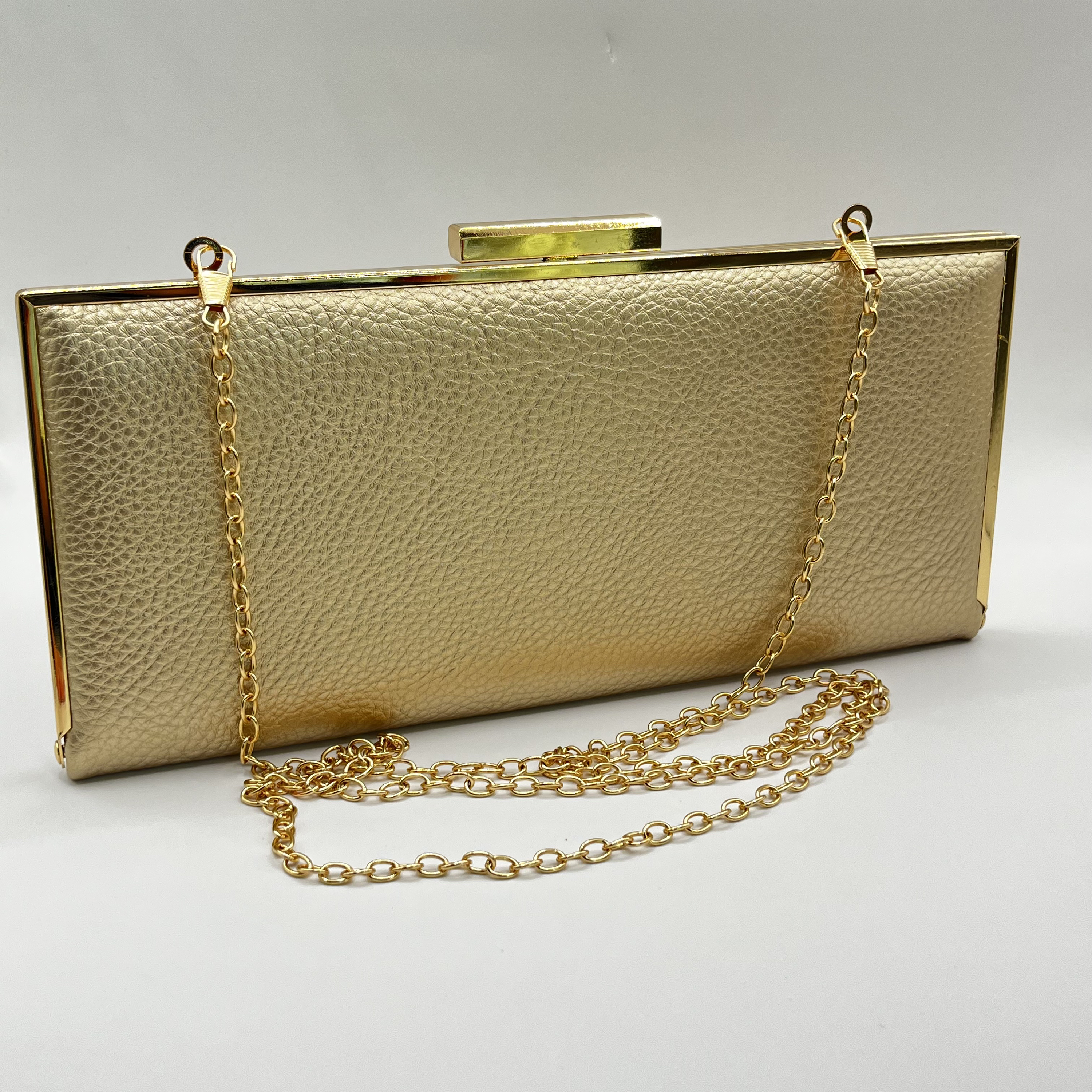 Cartera sobre texturizada dorada 1