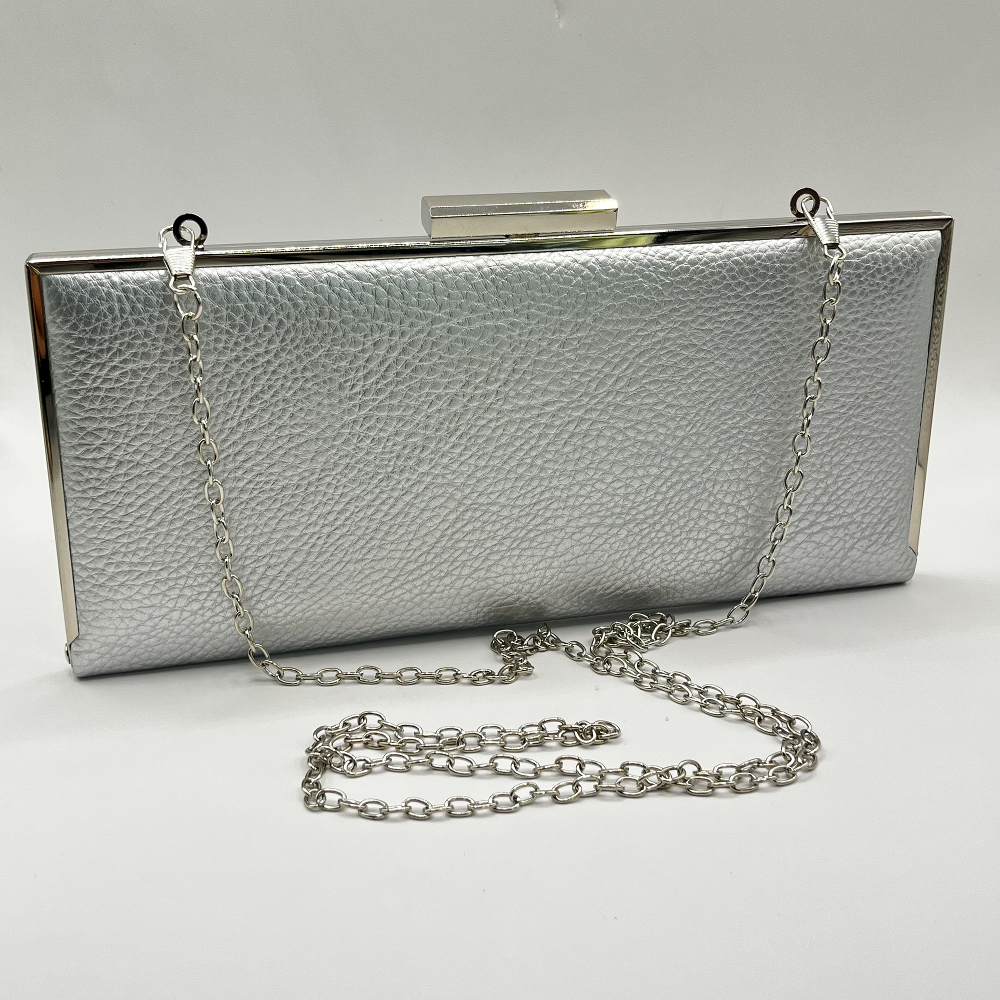 Cartera sobre texturizada plateada 1