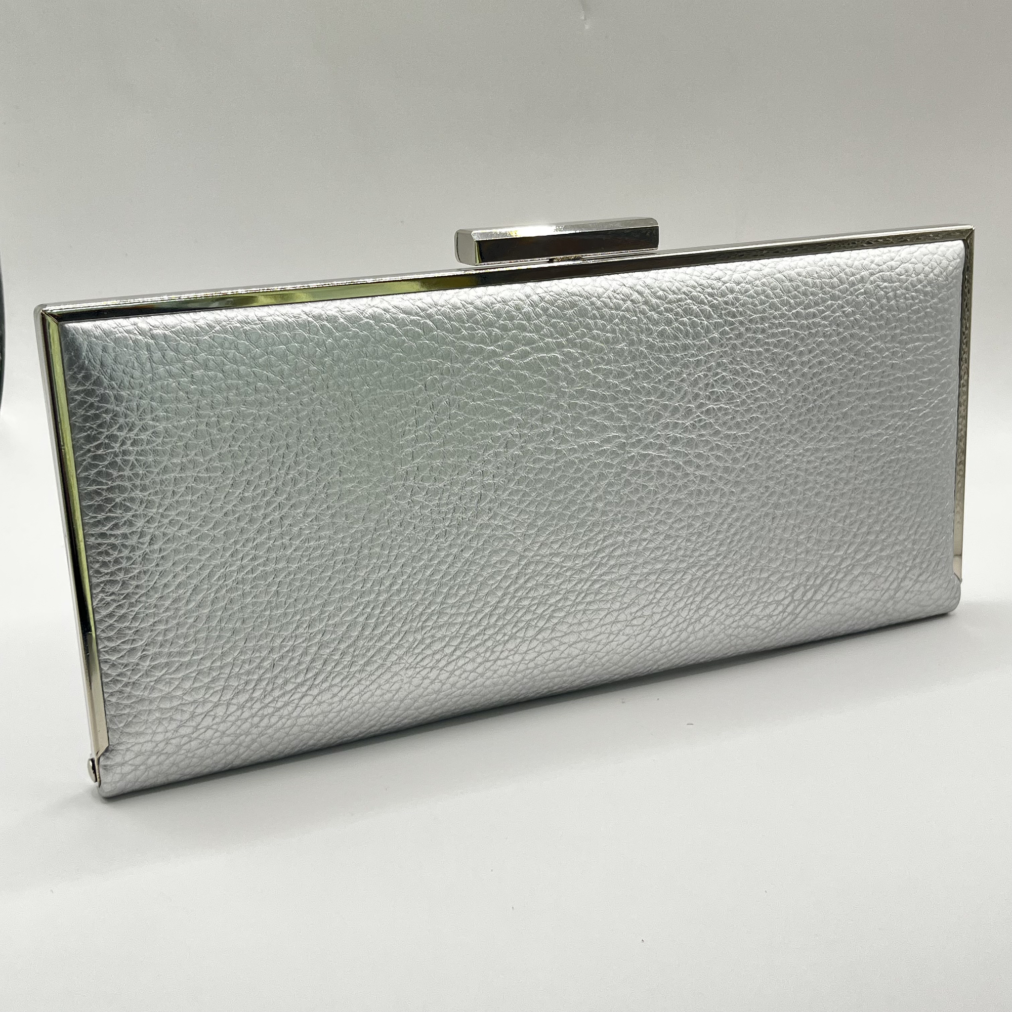 Cartera sobre texturizada plateada 3