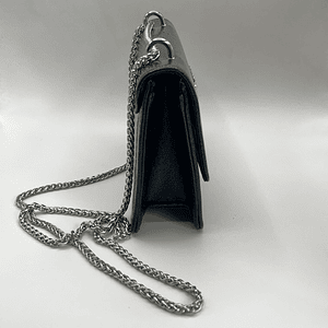 Cartera de fiesta con hebilla brillante negra