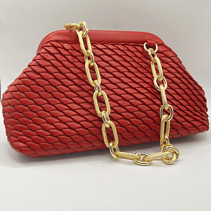 Cartera con cadena roja