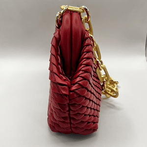 Cartera con cadena roja