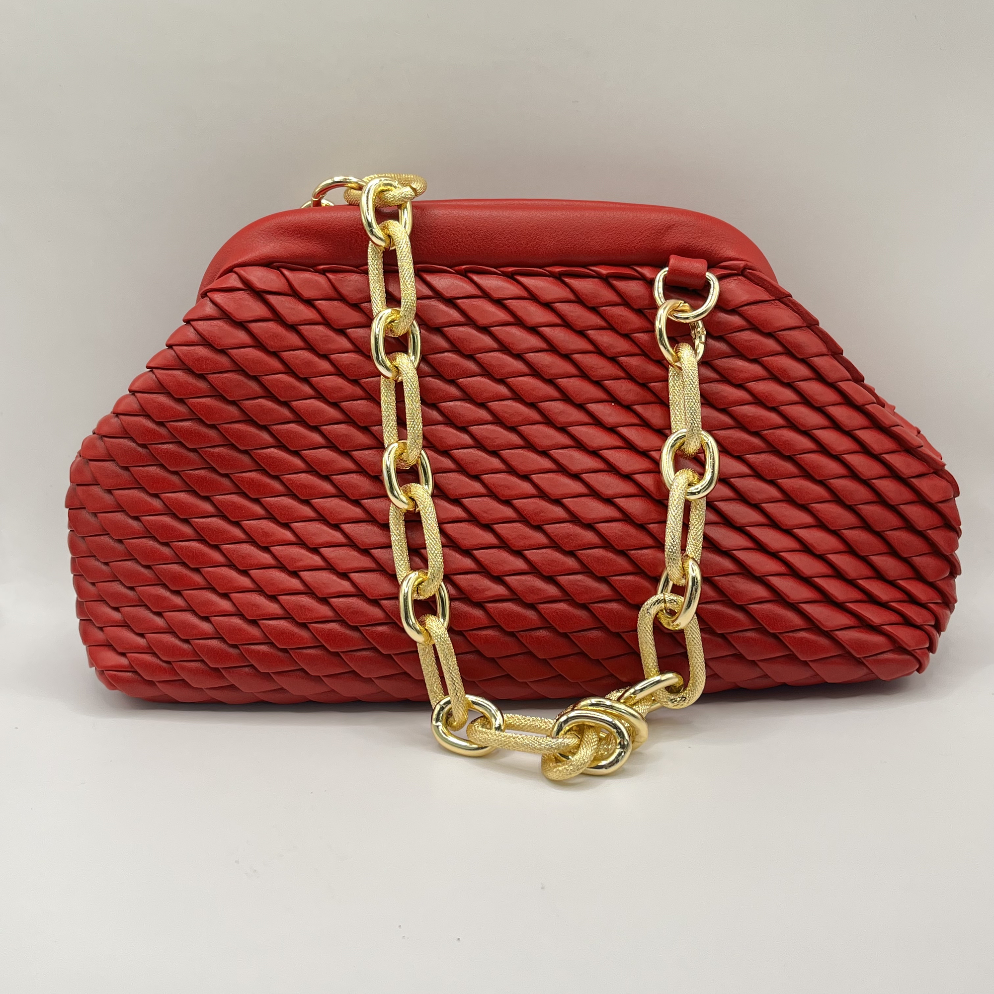 Cartera con cadena roja 3