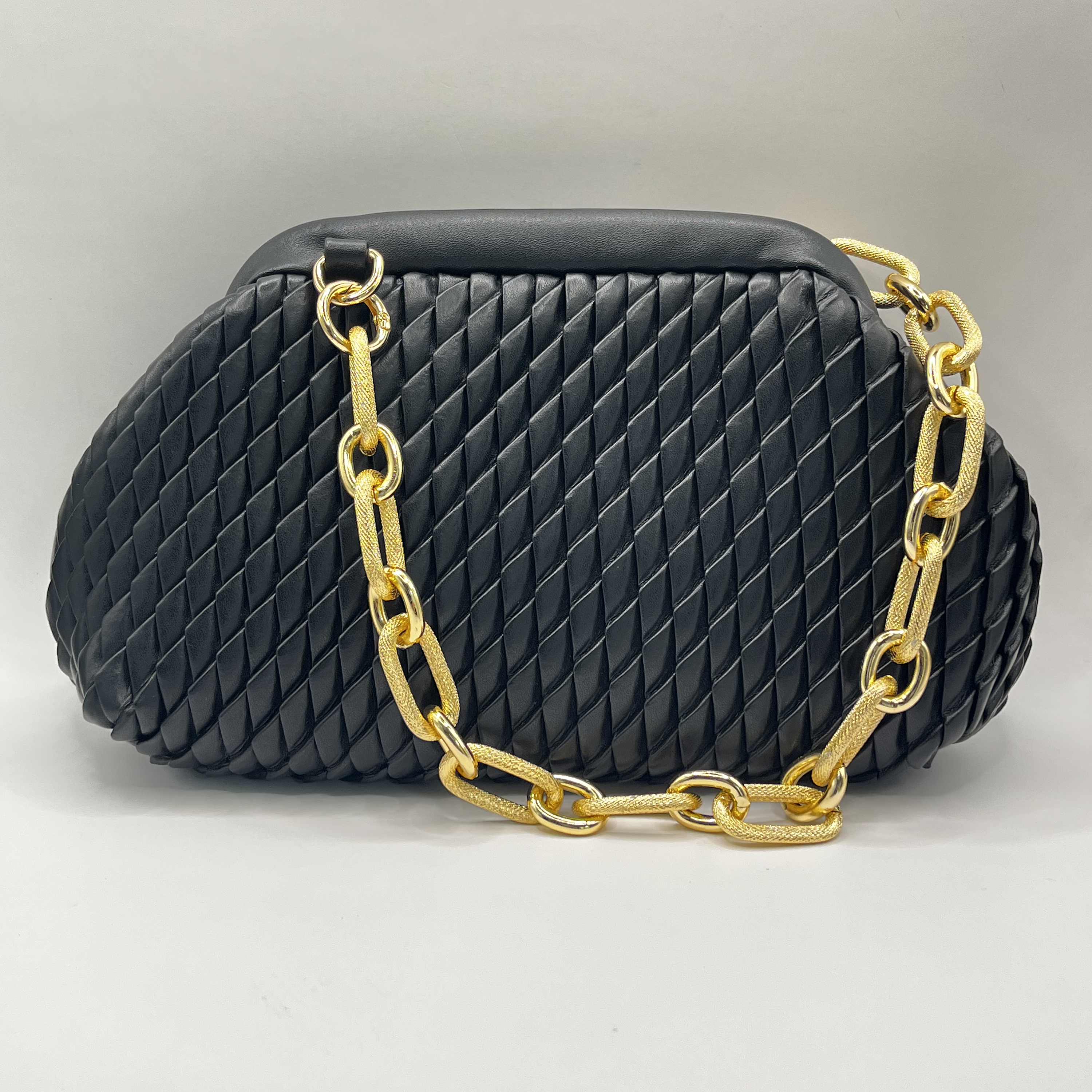 Cartera con cadena negra 1