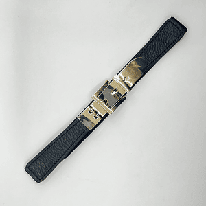 Cinturón elasticado negro delgado con hebilla dorada