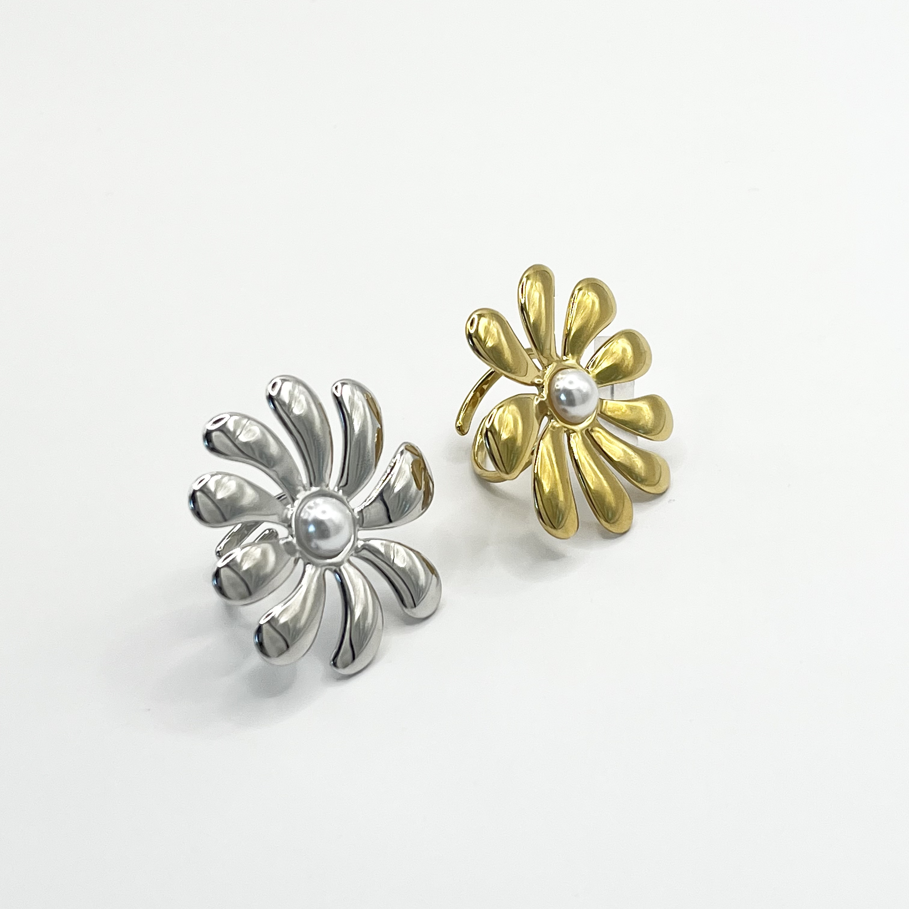 Anillo flor dorada con perla 2