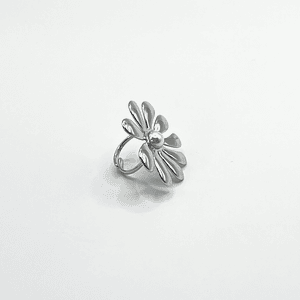 Anillo flor plateada con perla