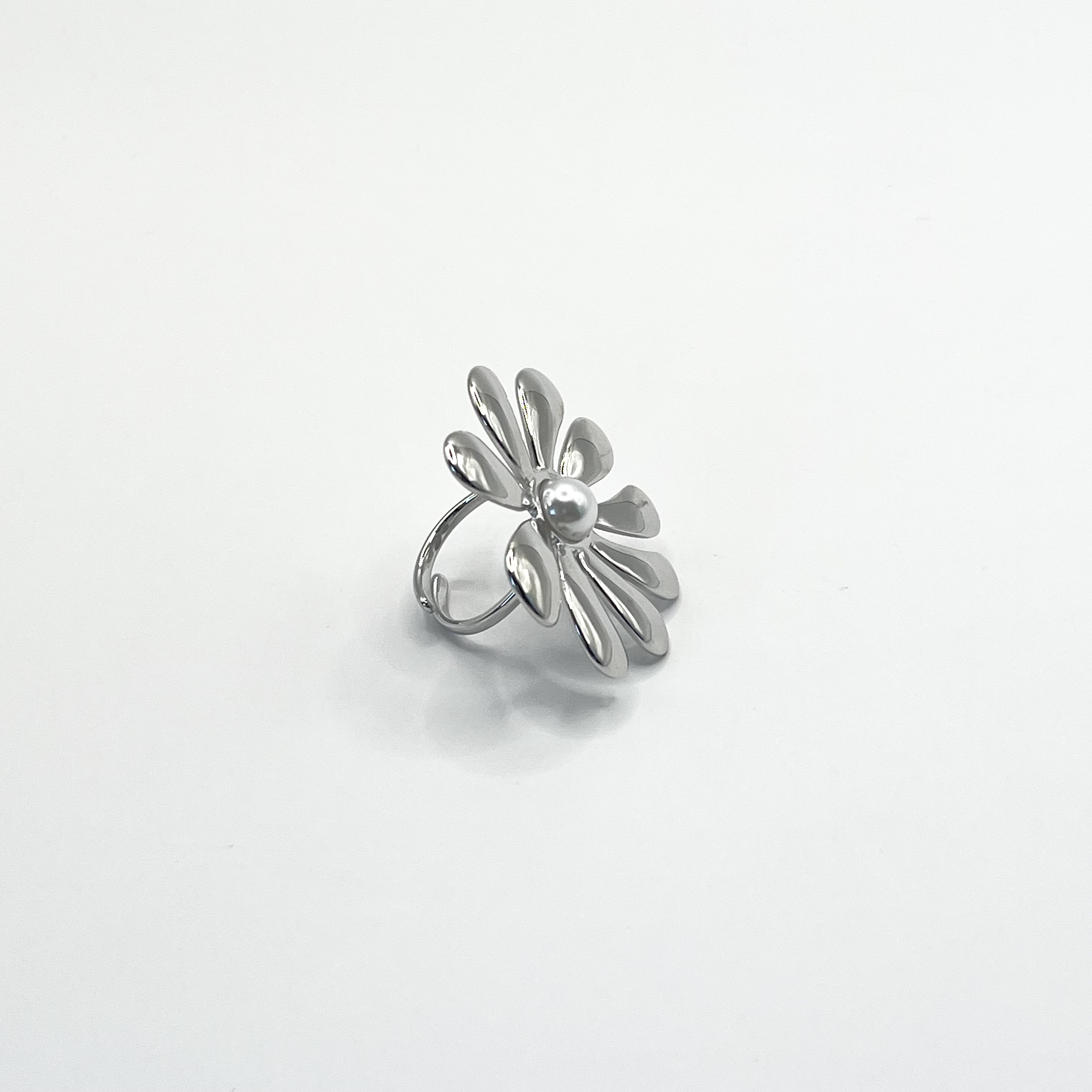 Anillo flor plateada con perla 2