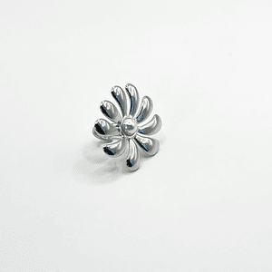 Anillo flor plateada con perla