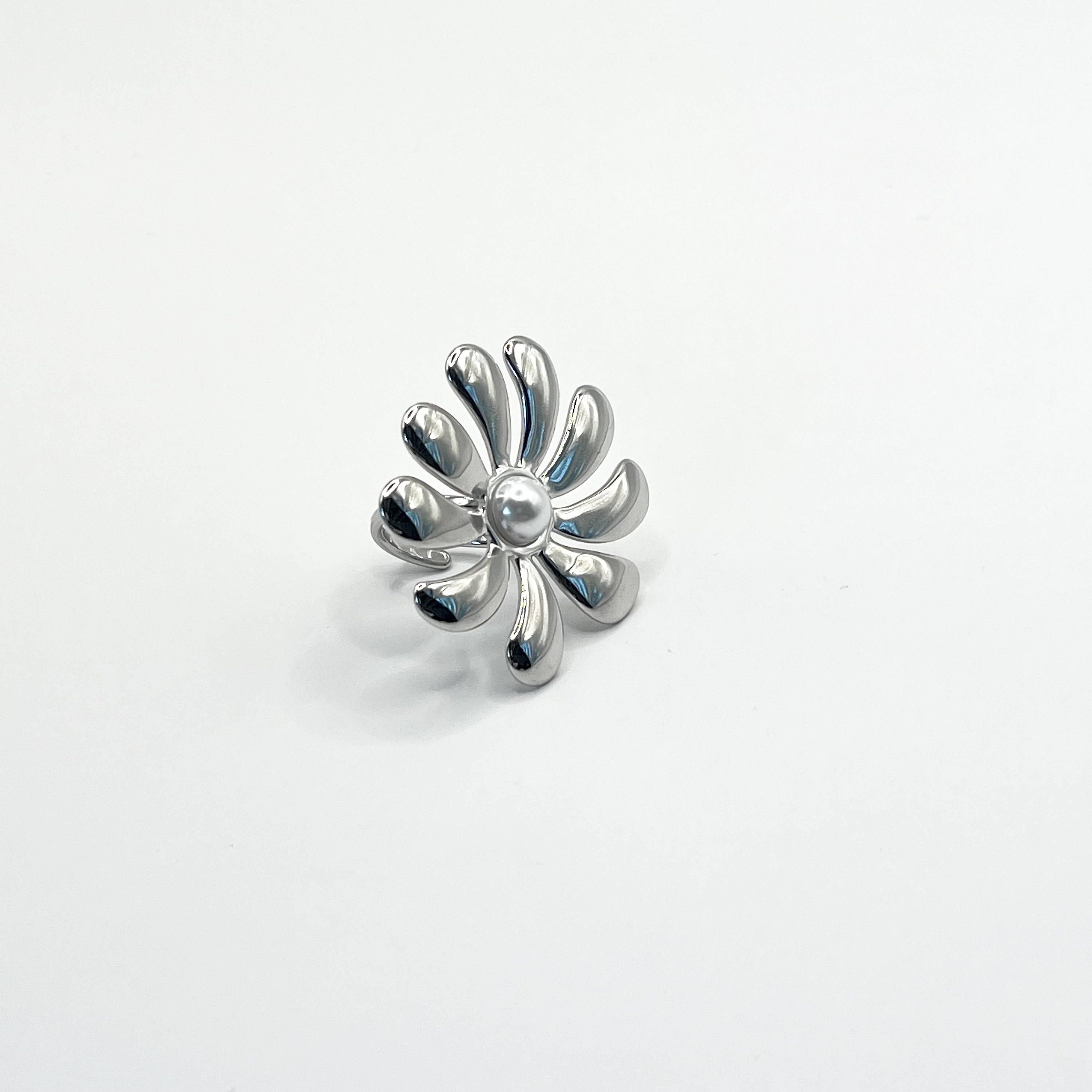 Anillo flor plateada con perla 1