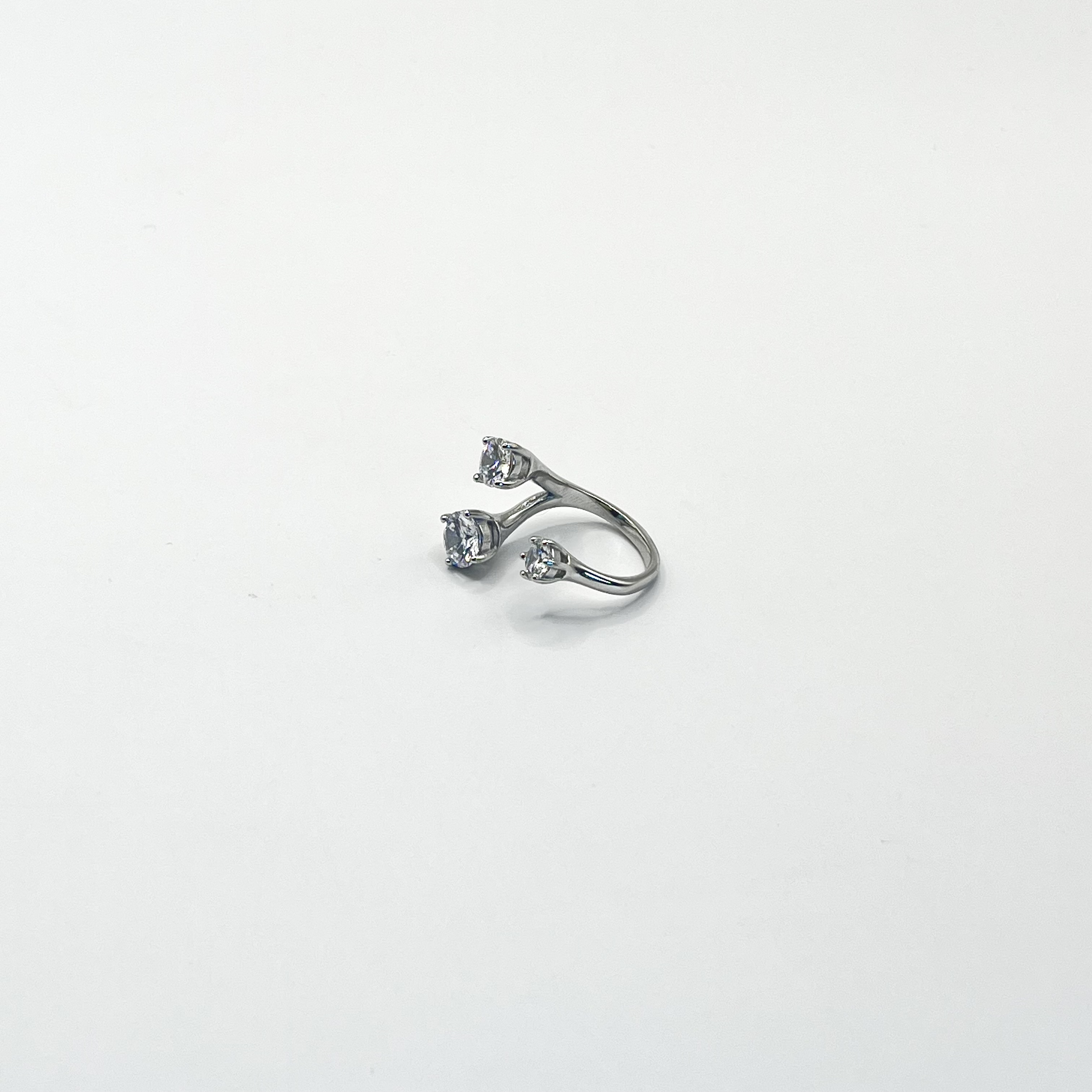 Anillo ajustable plateado con cristales  1