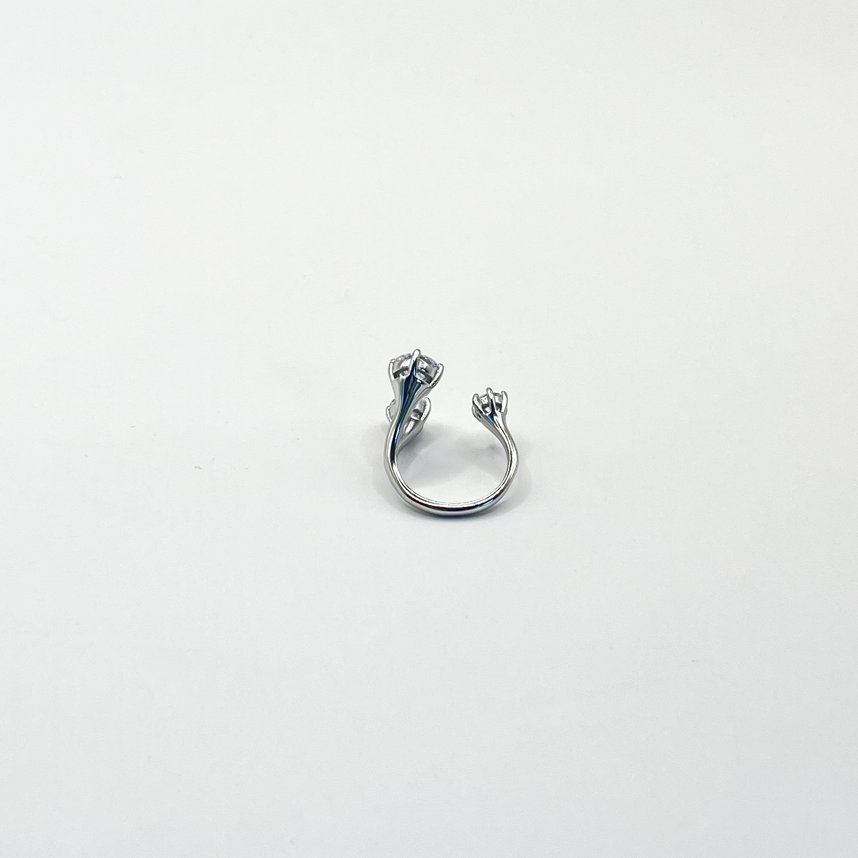 Anillo ajustable plateado con cristales  2