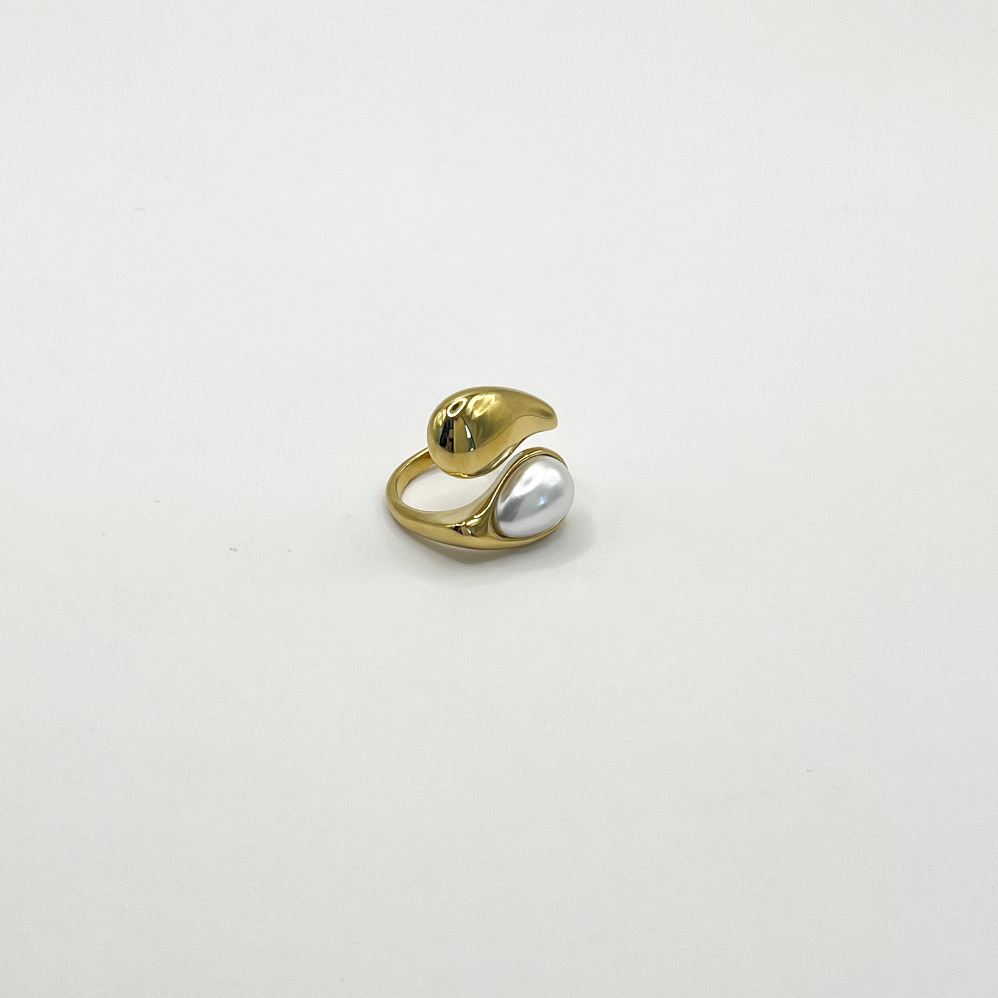 Anillo ajustable dorado con perla ovalada 1