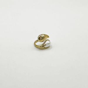 Anillo ajustable dorado con perla ovalada