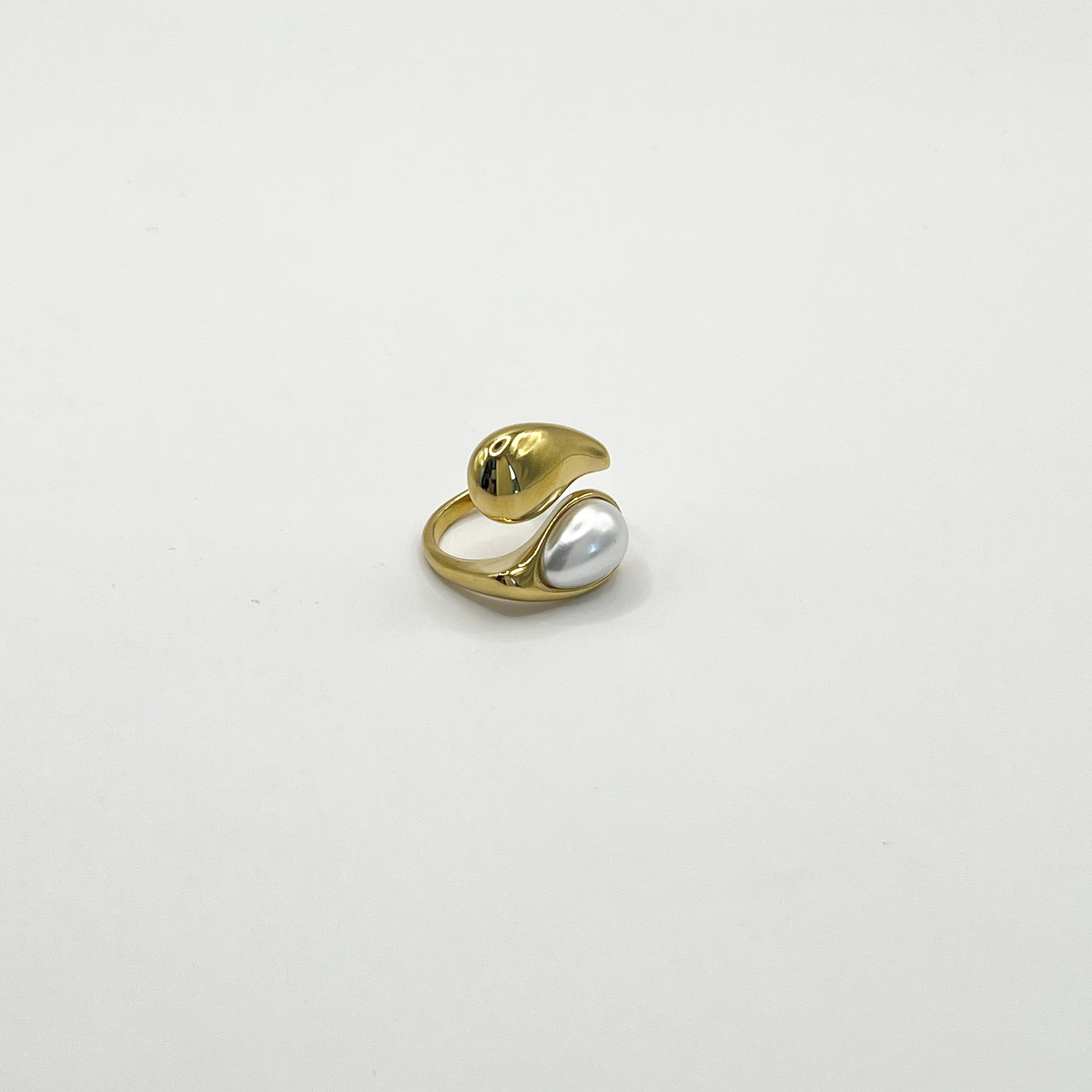 Anillo ajustable dorado con perla ovalada 1