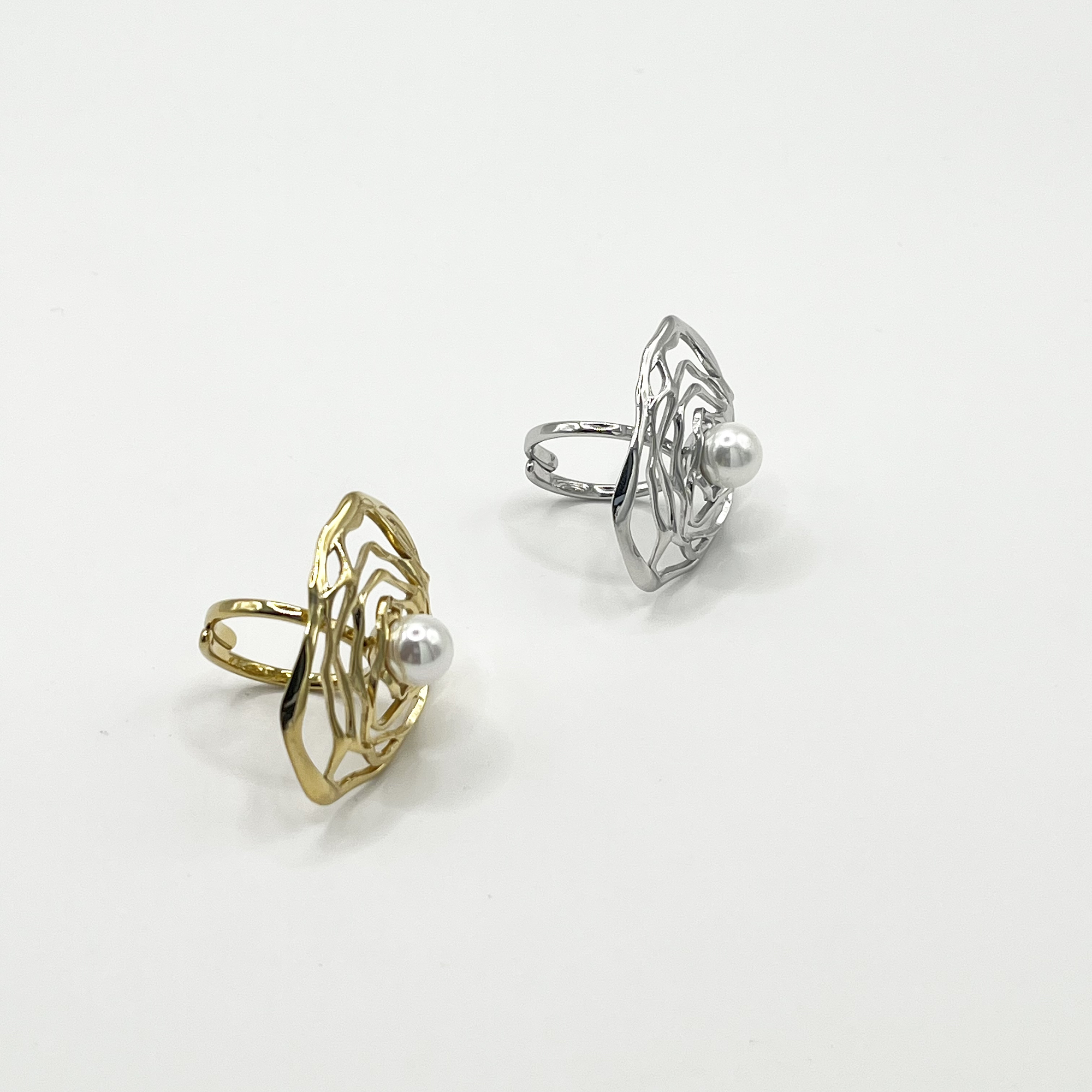 Anillo ajustable plateado calado con perla 2