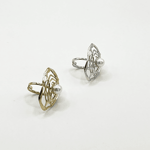 Anillo ajustable dorado calado con perla