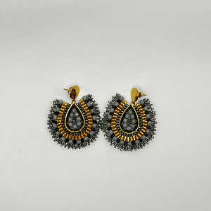 Aros bohemios grises con mostacillas