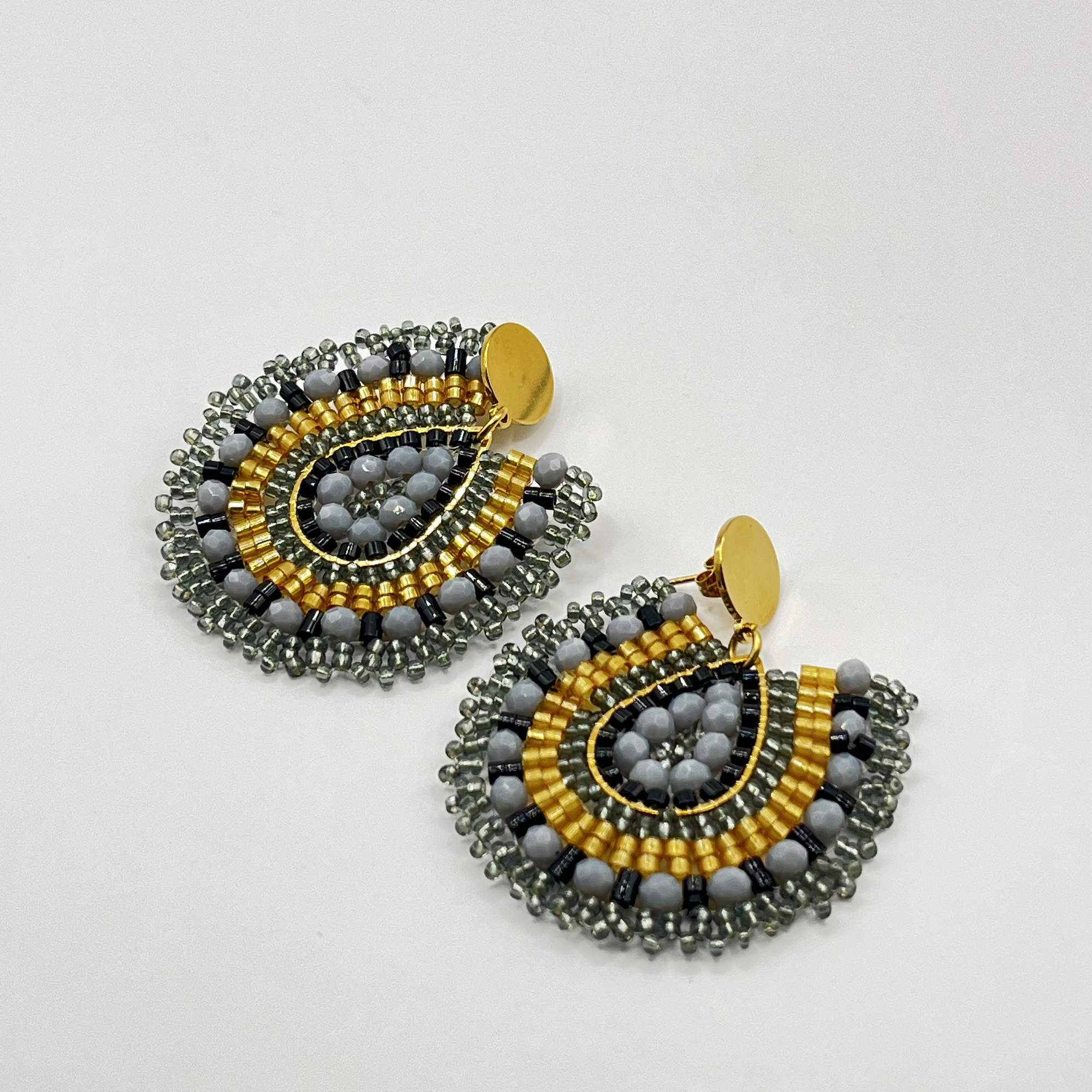 Aros bohemios grises con mostacillas 1