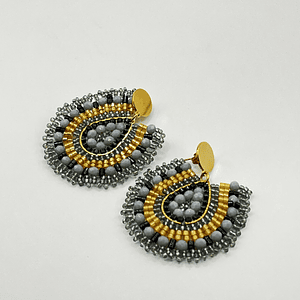 Aros bohemios grises con mostacillas